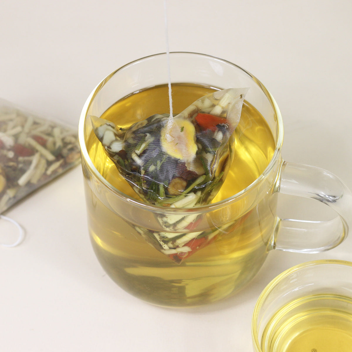 滋润茶包 – 改善阴虚体质 – 补充身体津液，缓解体内燥热 – 11种药食同源草本精制而成 – 清香甘醇 – 养生茶